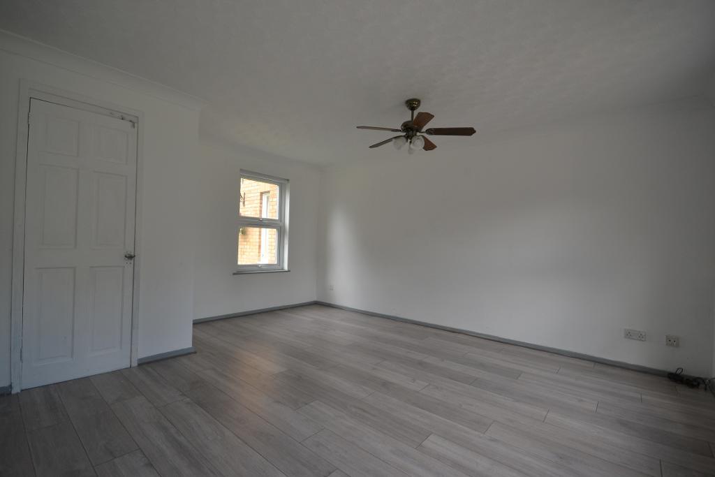 3 Bedroom Semi-Detached for Sale in Milton Keynes, MK13 8ES