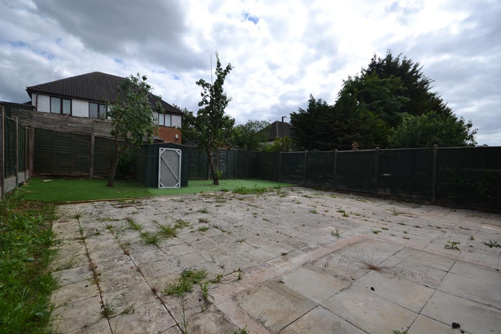 3 Bedroom Semi-Detached for Sale in Milton Keynes, MK13 8ES