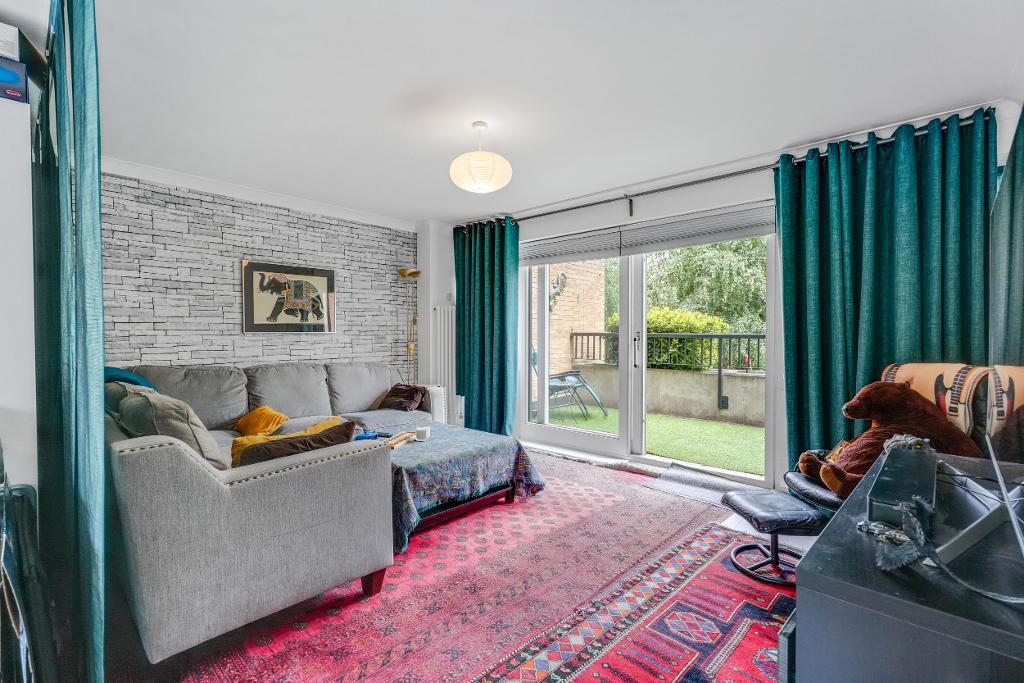3 Bedroom Terraced for Sale in Milton Keynes, MK9 3NS