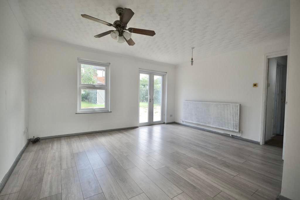3 Bedroom Semi-Detached for Sale in Milton Keynes, MK13 8ES