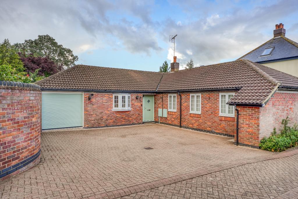 3 Bedroom Detached Bungalow for Sale in Milton Keynes, MK5 6EN