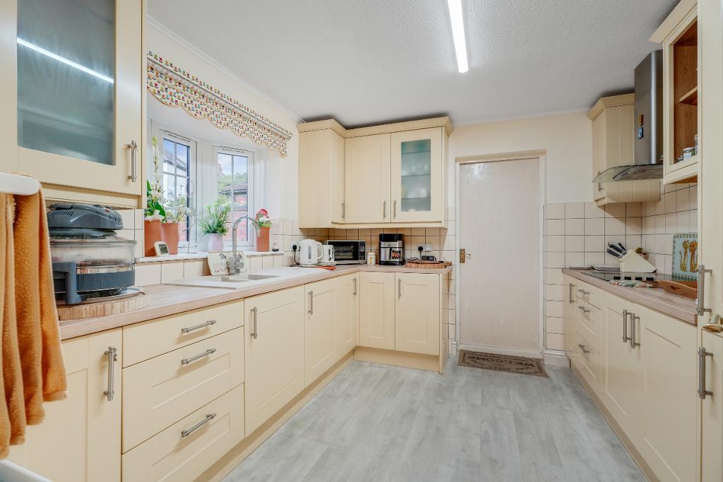 3 Bedroom Detached Bungalow for Sale in Milton Keynes, MK5 6EN