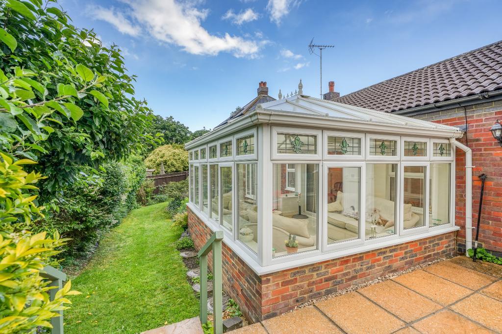 3 Bedroom Detached Bungalow for Sale in Milton Keynes, MK5 6EN