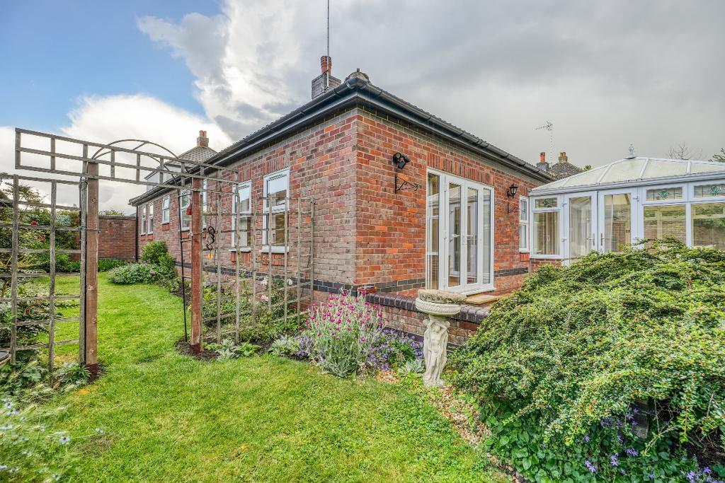 3 Bedroom Detached Bungalow for Sale in Milton Keynes, MK5 6EN