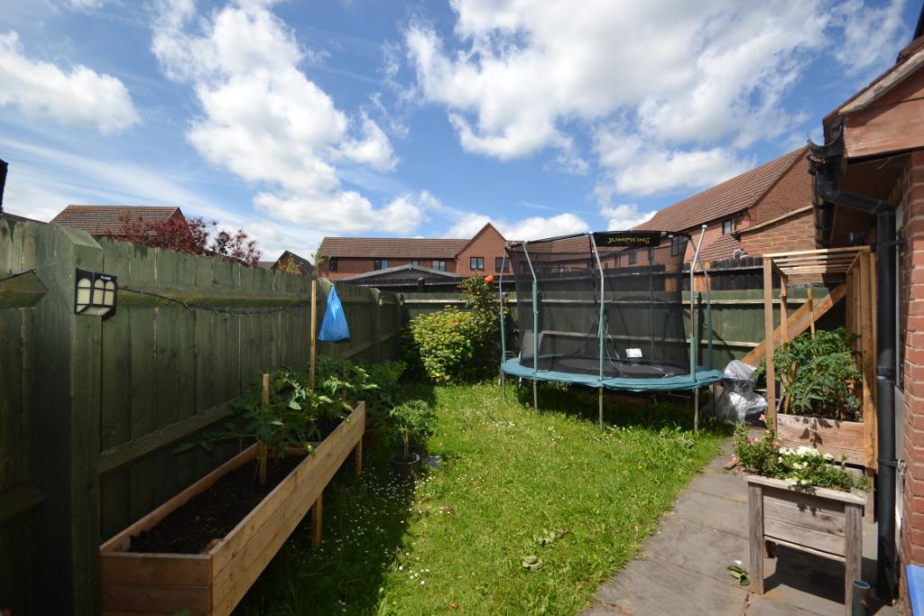 3 Bedroom Link Semi-Detached to Rent in Milton Keynes, MK4 4GJ