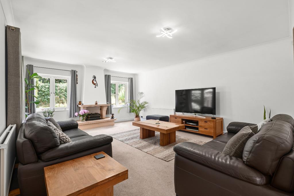 4 Bedroom Detached for Sale in Milton Keynes, MK5 8EH