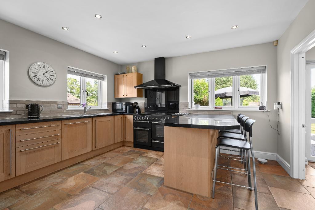 4 Bedroom Detached for Sale in Milton Keynes, MK5 8EH