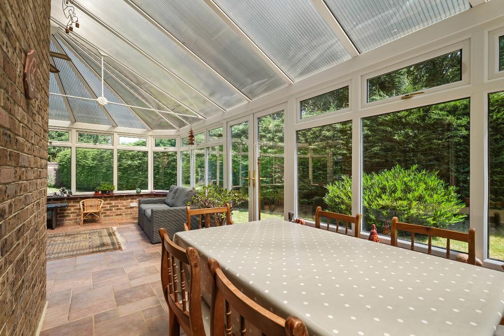 4 Bedroom Detached for Sale in Milton Keynes, MK5 8EH