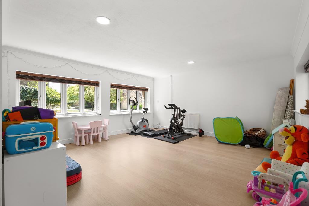 4 Bedroom Detached for Sale in Milton Keynes, MK5 8EH