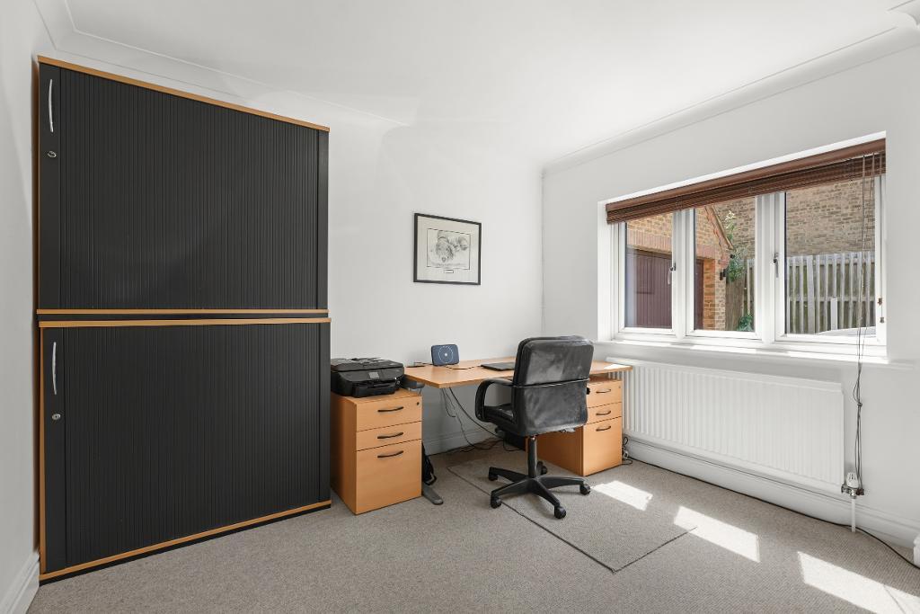 4 Bedroom Detached for Sale in Milton Keynes, MK5 8EH