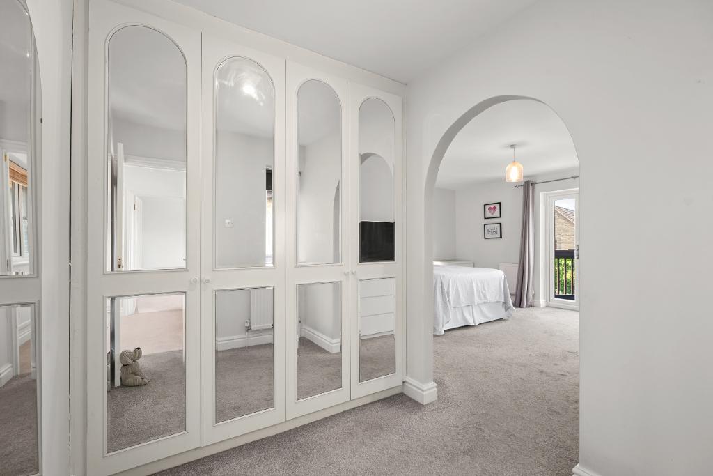 4 Bedroom Detached for Sale in Milton Keynes, MK5 8EH