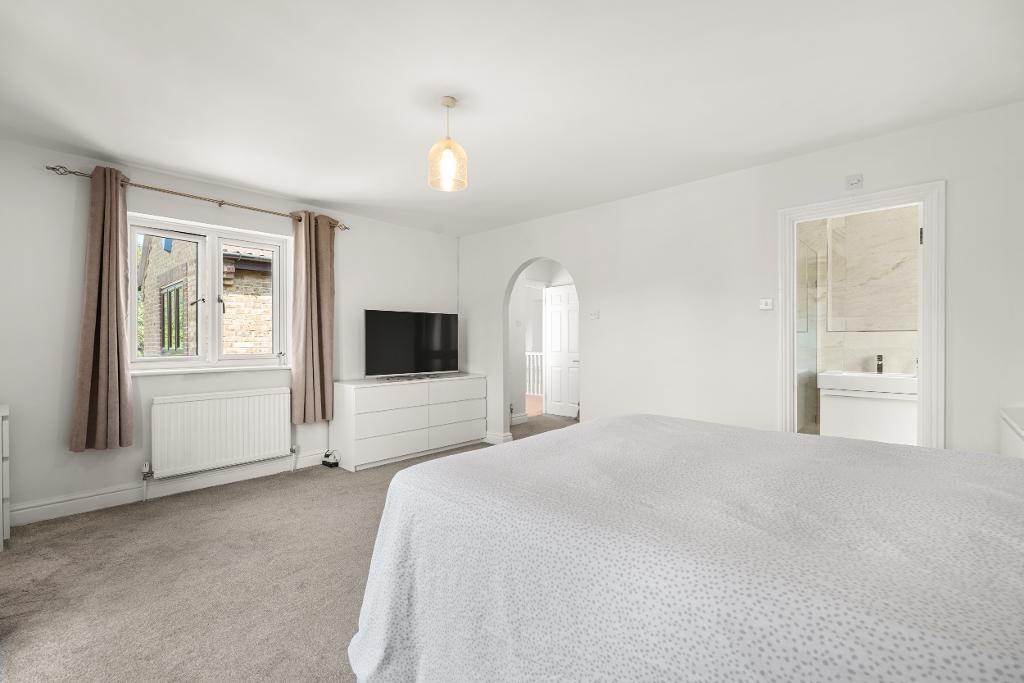 4 Bedroom Detached for Sale in Milton Keynes, MK5 8EH