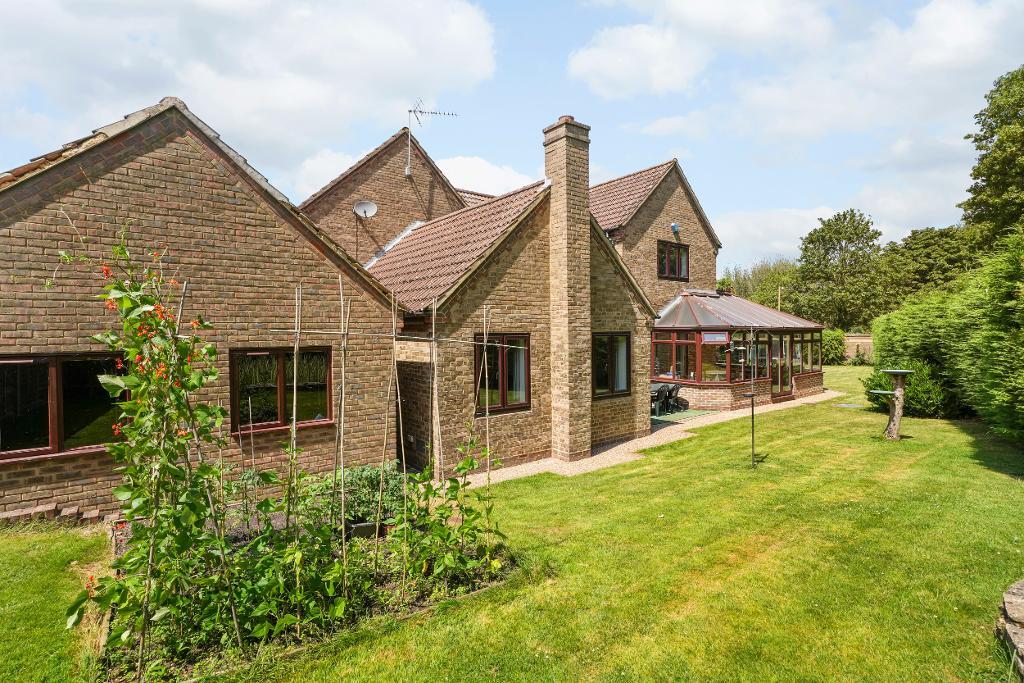 4 Bedroom Detached for Sale in Milton Keynes, MK5 8EH