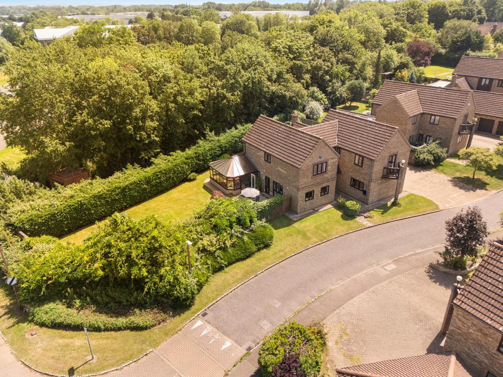 4 Bedroom Detached for Sale in Milton Keynes, MK5 8EH