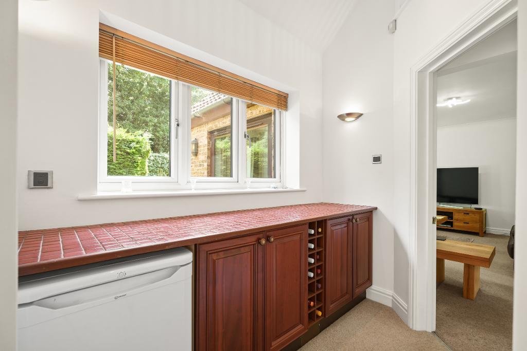 4 Bedroom Detached for Sale in Milton Keynes, MK5 8EH