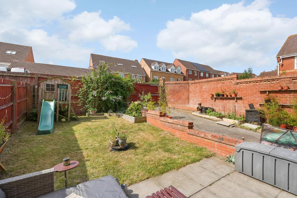 3 Bedroom Semi-Detached for Sale in Milton Keynes, MK8 0NS