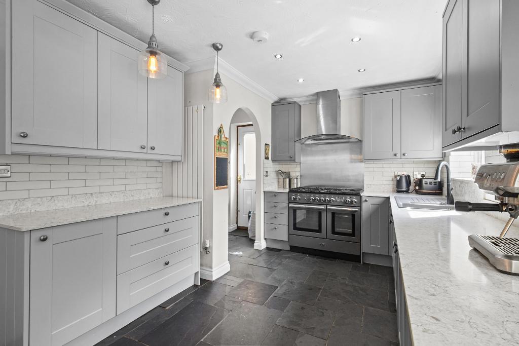 4 Bedroom Semi-Detached for Sale in Milton Keynes, MK4 4EY
