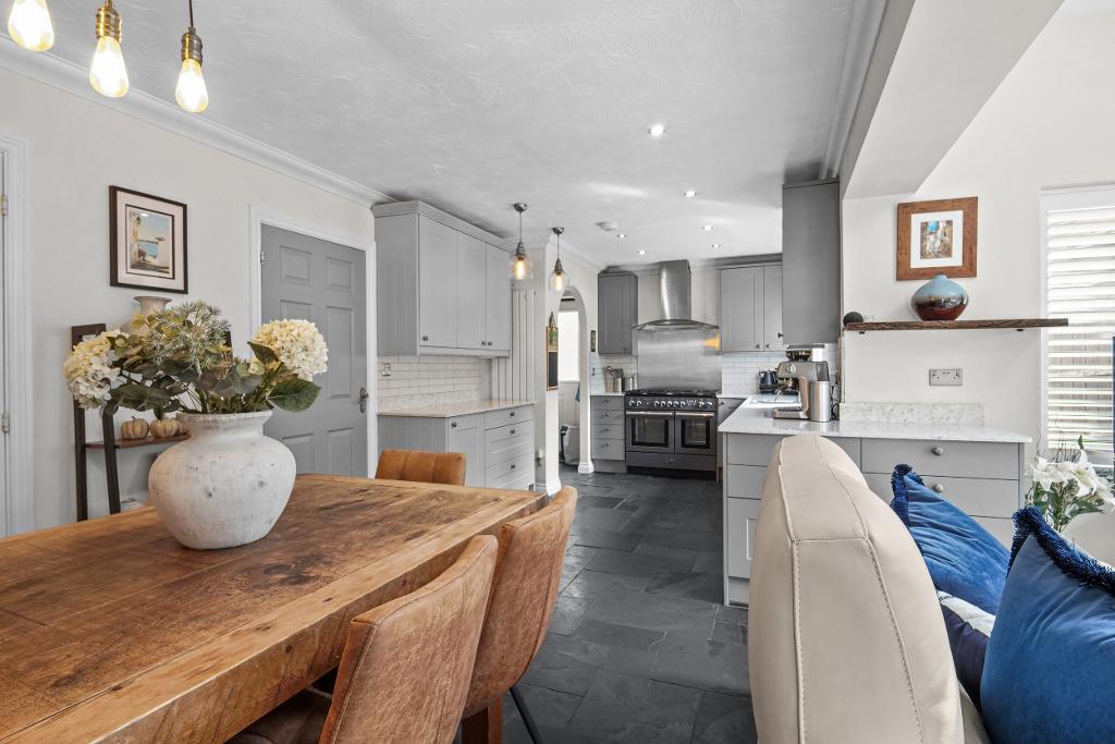 4 Bedroom Semi-Detached for Sale in Milton Keynes, MK4 4EY