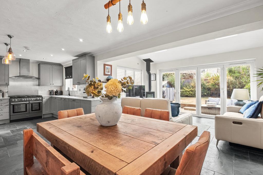 4 Bedroom Semi-Detached for Sale in Milton Keynes, MK4 4EY