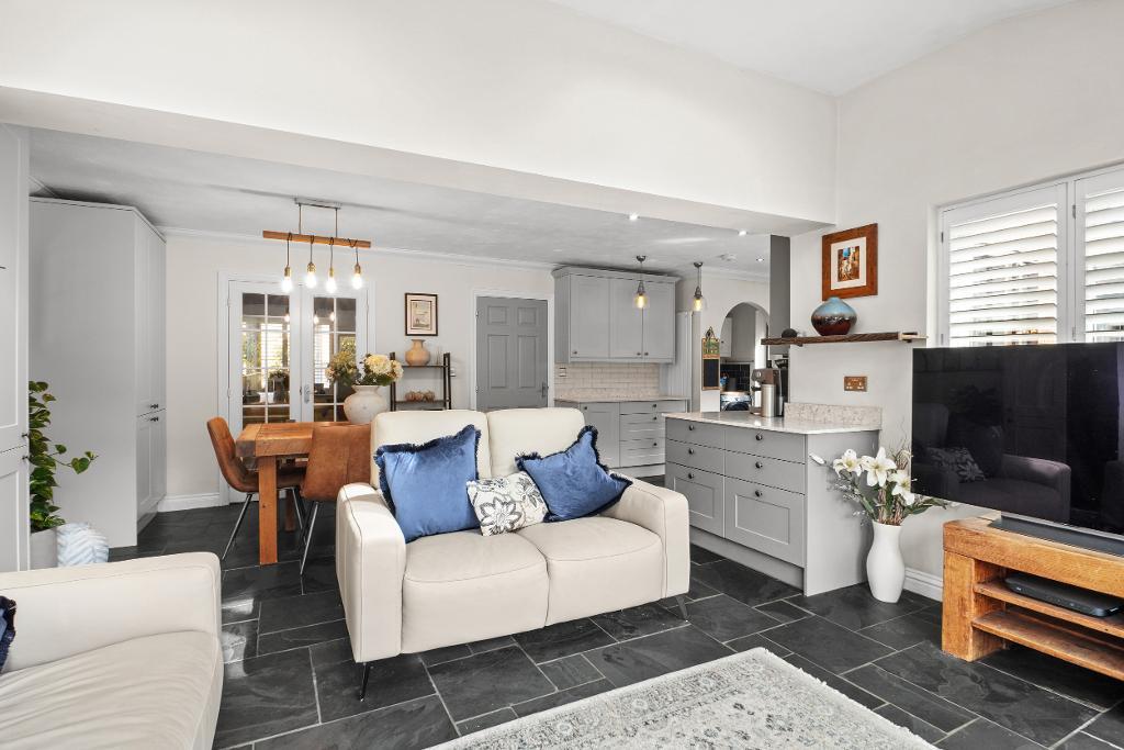 4 Bedroom Semi-Detached for Sale in Milton Keynes, MK4 4EY
