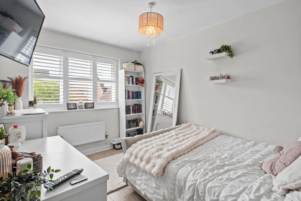 4 Bedroom Semi-Detached for Sale in Milton Keynes, MK4 4EY