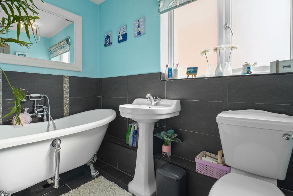 4 Bedroom Semi-Detached for Sale in Milton Keynes, MK4 4EY