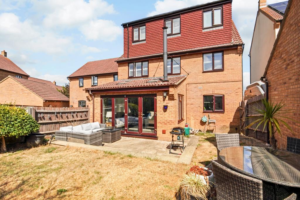4 Bedroom Semi-Detached for Sale in Milton Keynes, MK4 4EY