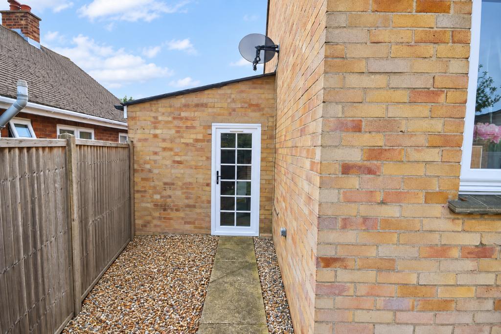 2 Bedroom Detached Bungalow for Sale in Milton Keynes, MK3 6BY