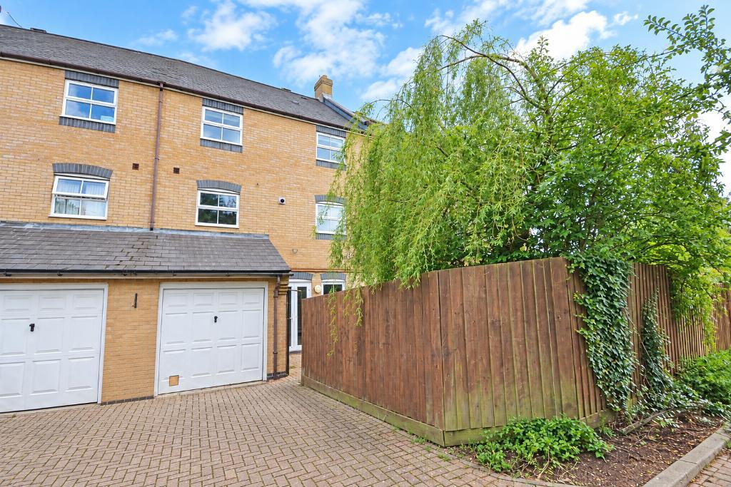 5 Bedroom Terraced for Sale in Milton Keynes, MK4 4EE