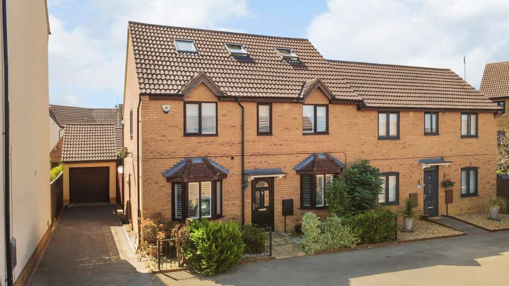 4 Bedroom Semi-Detached for Sale in Milton Keynes, MK4 4EY