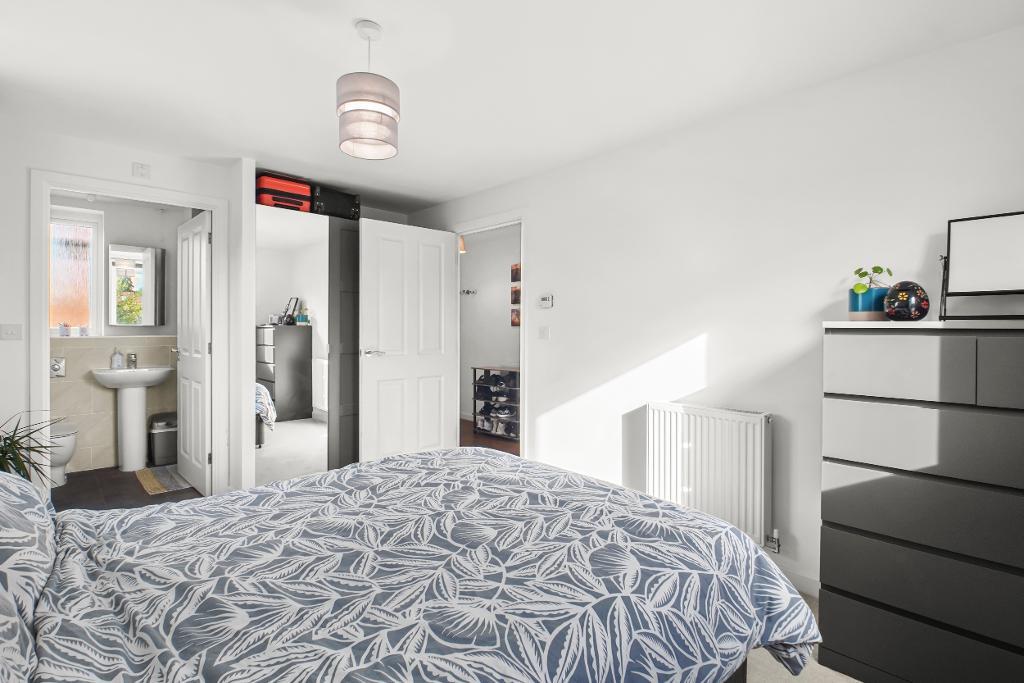 2 Bedroom Flat for Sale in Milton Keynes, MK17 7AJ