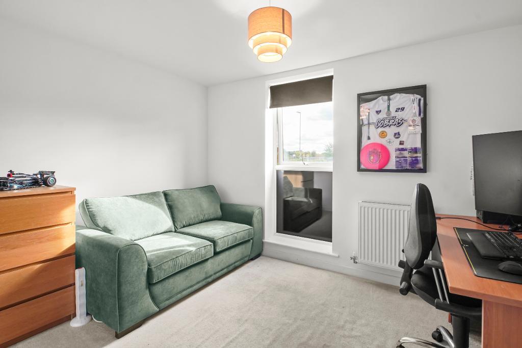 2 Bedroom Flat for Sale in Milton Keynes, MK17 7AJ