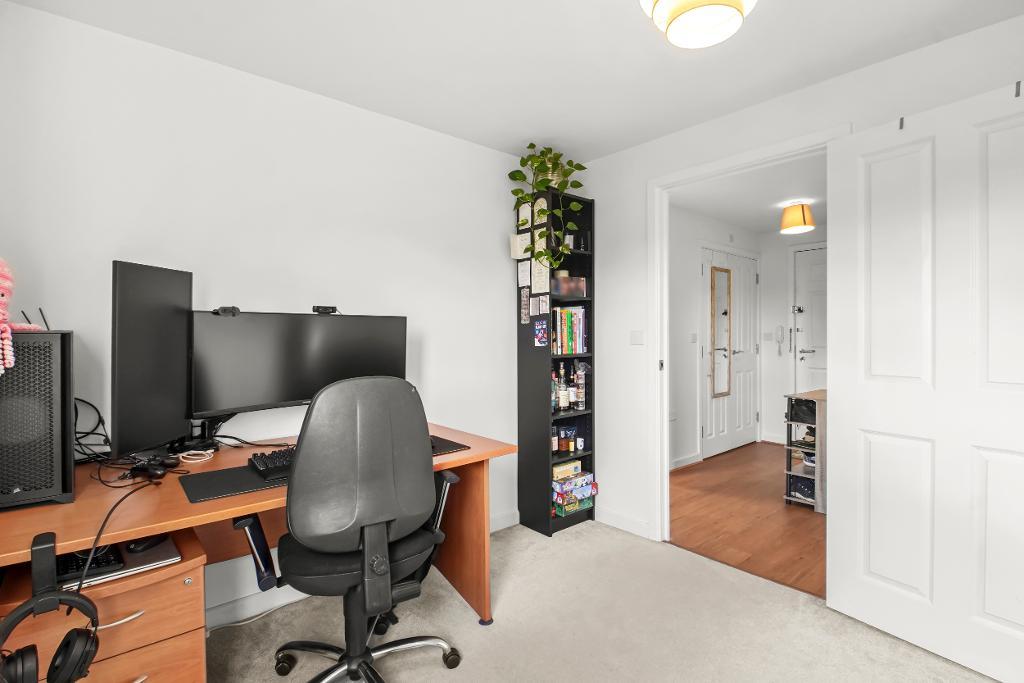 2 Bedroom Flat for Sale in Milton Keynes, MK17 7AJ