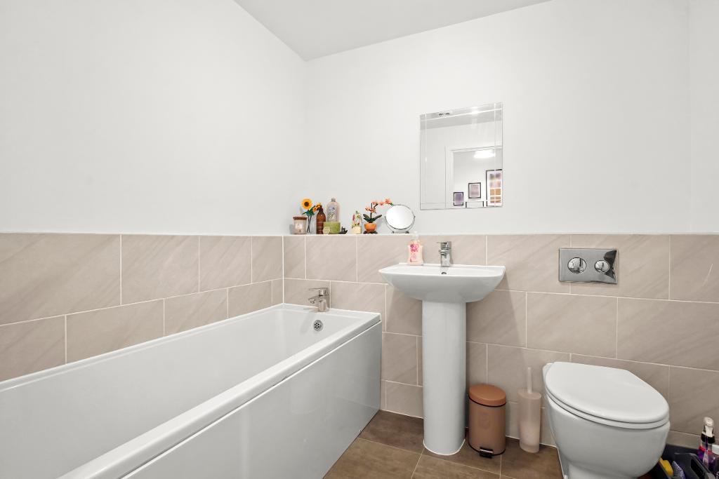 2 Bedroom Flat for Sale in Milton Keynes, MK17 7AJ