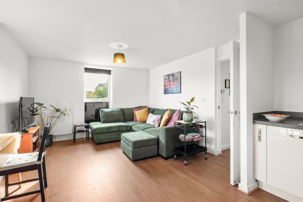 2 Bedroom Flat for Sale in Milton Keynes, MK17 7AJ